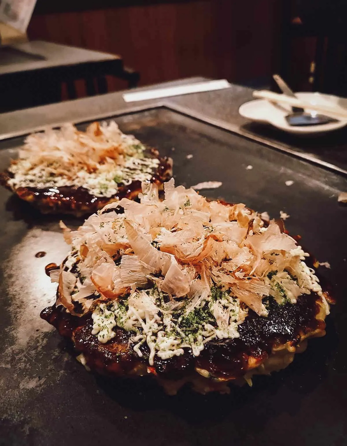 Making okonomiyaki