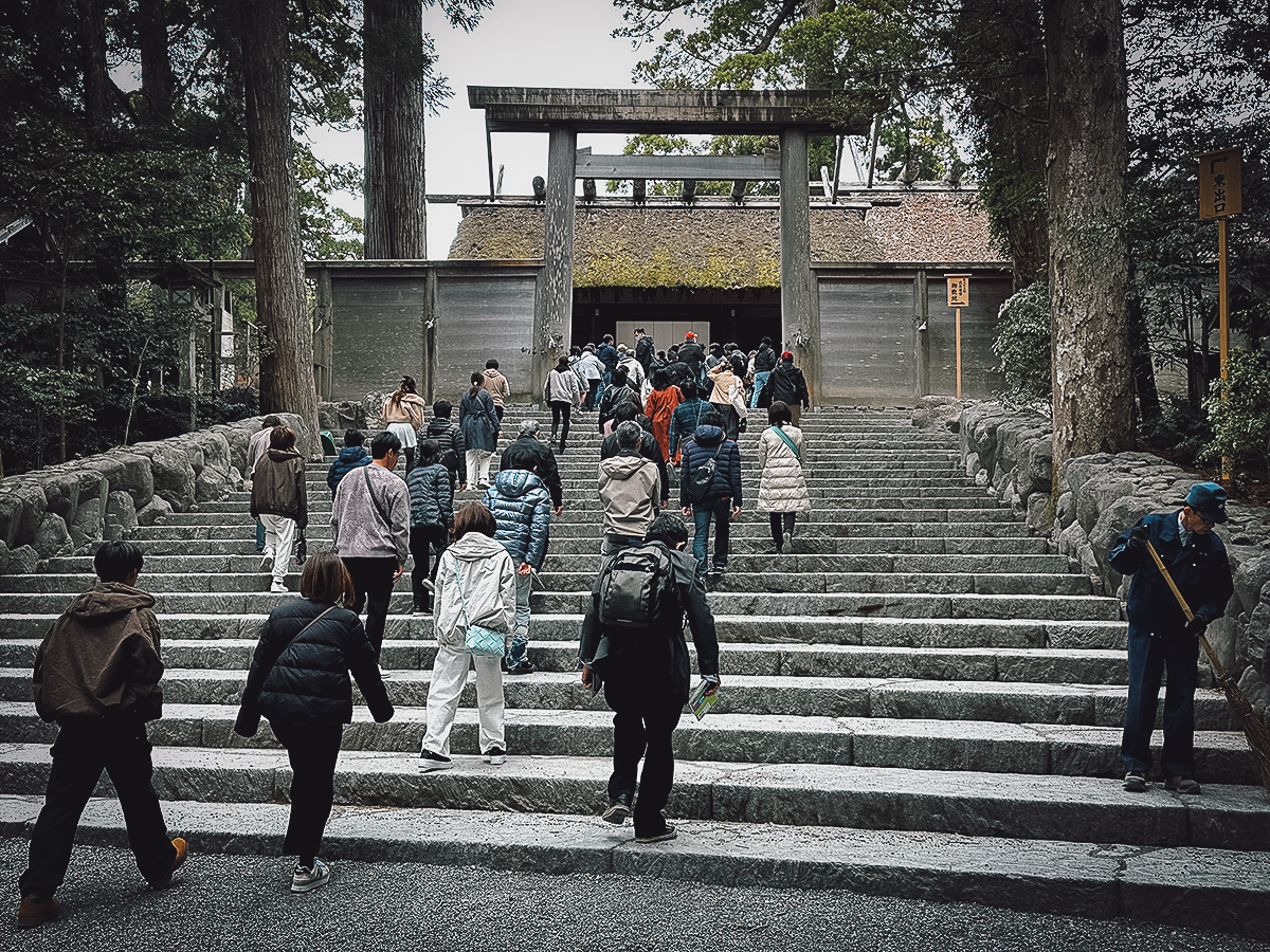 Ise-Shima Travel Guide Pilgrims approaching the Inner Shrine