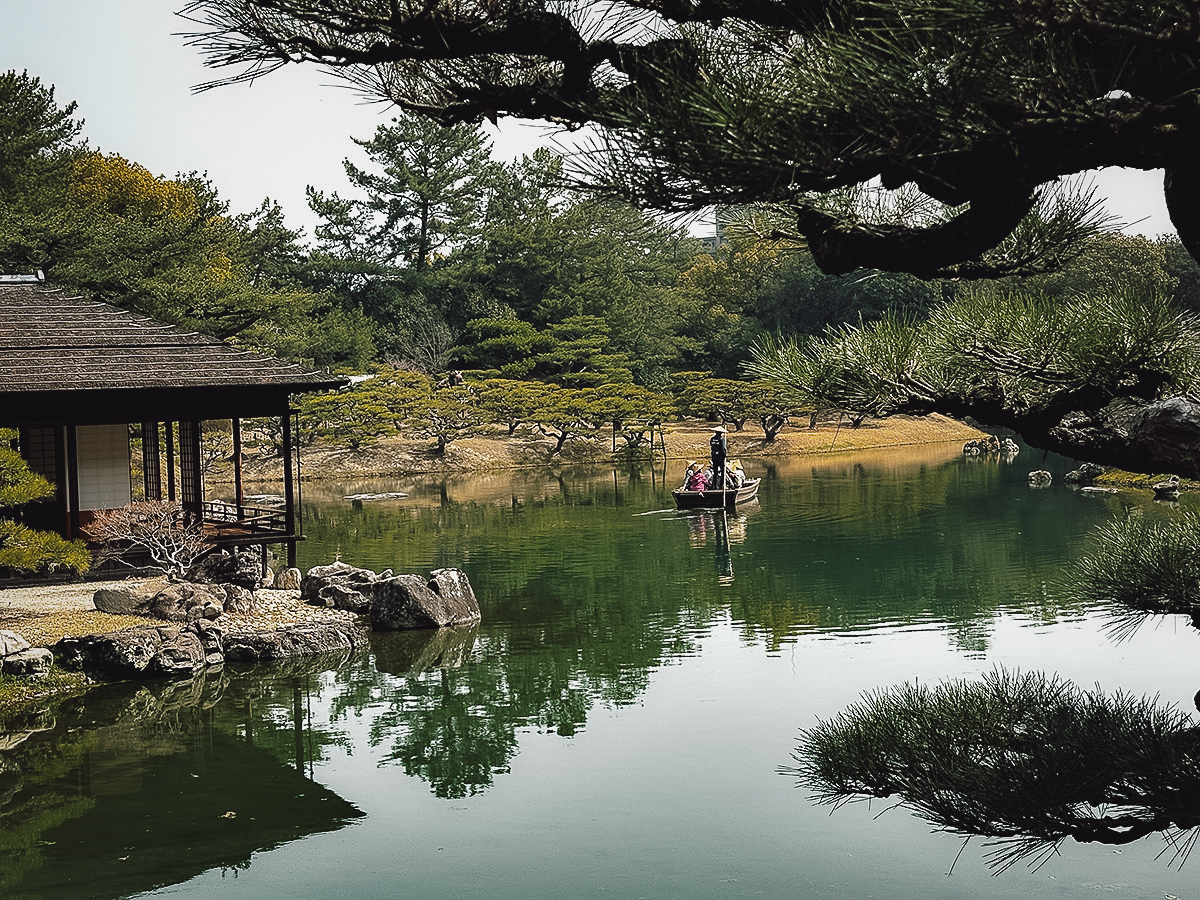 Boat on a pond in Ritsurin Koen