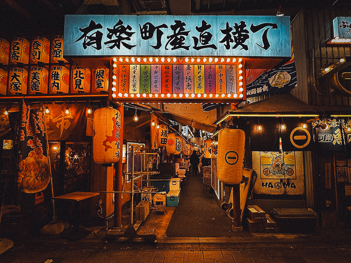 Entryway to Yurakucho Sanchoku Yokocho