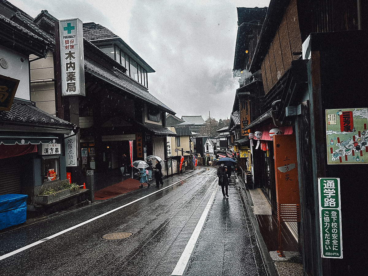 Narita Travel Guide Naritasan's Omotesando on a rainy day