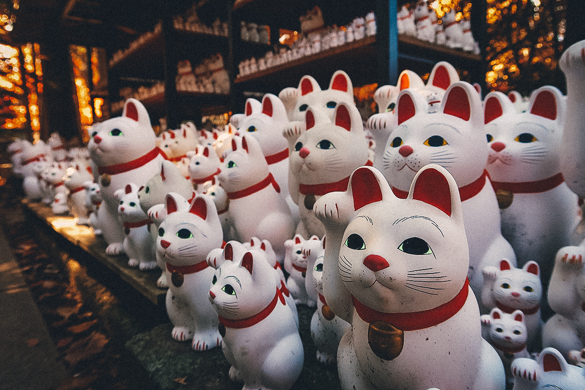Beckoning cat statues at Gotoku-ji