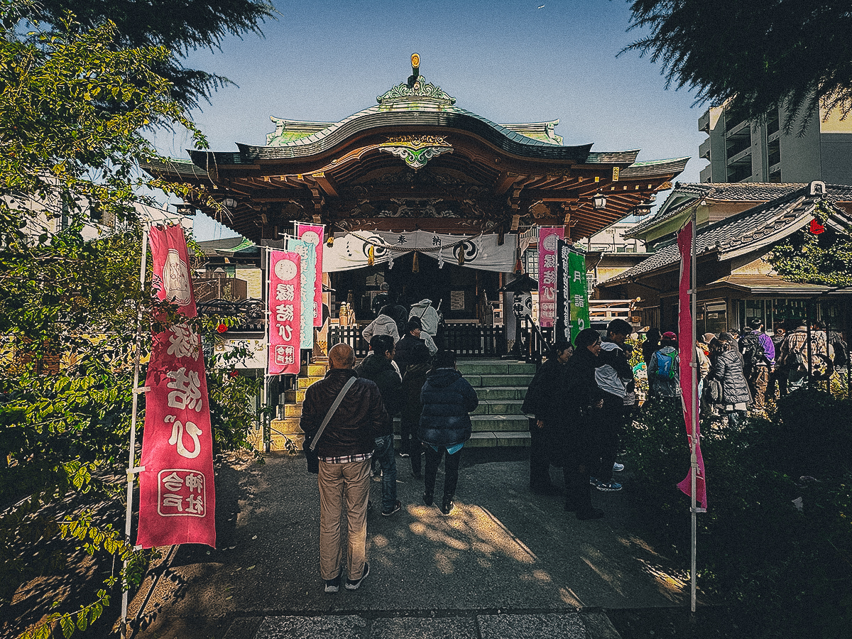 Line of people at Imado Shrine