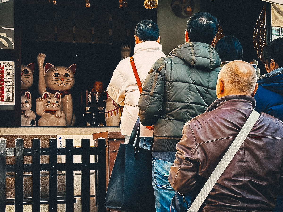 Beckoning cat statues at Imado Shrine
