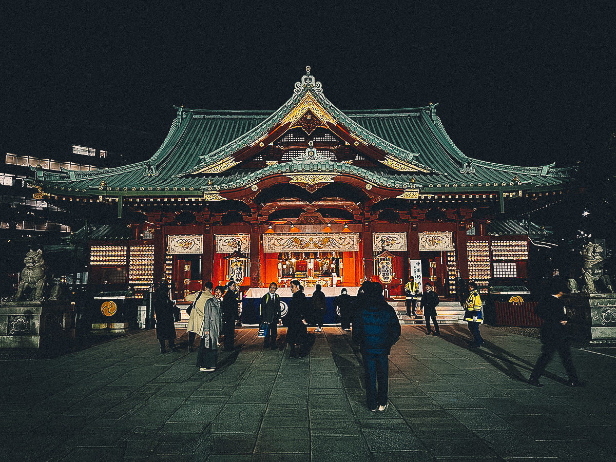 People praying at Kanda Myoujin Shrine