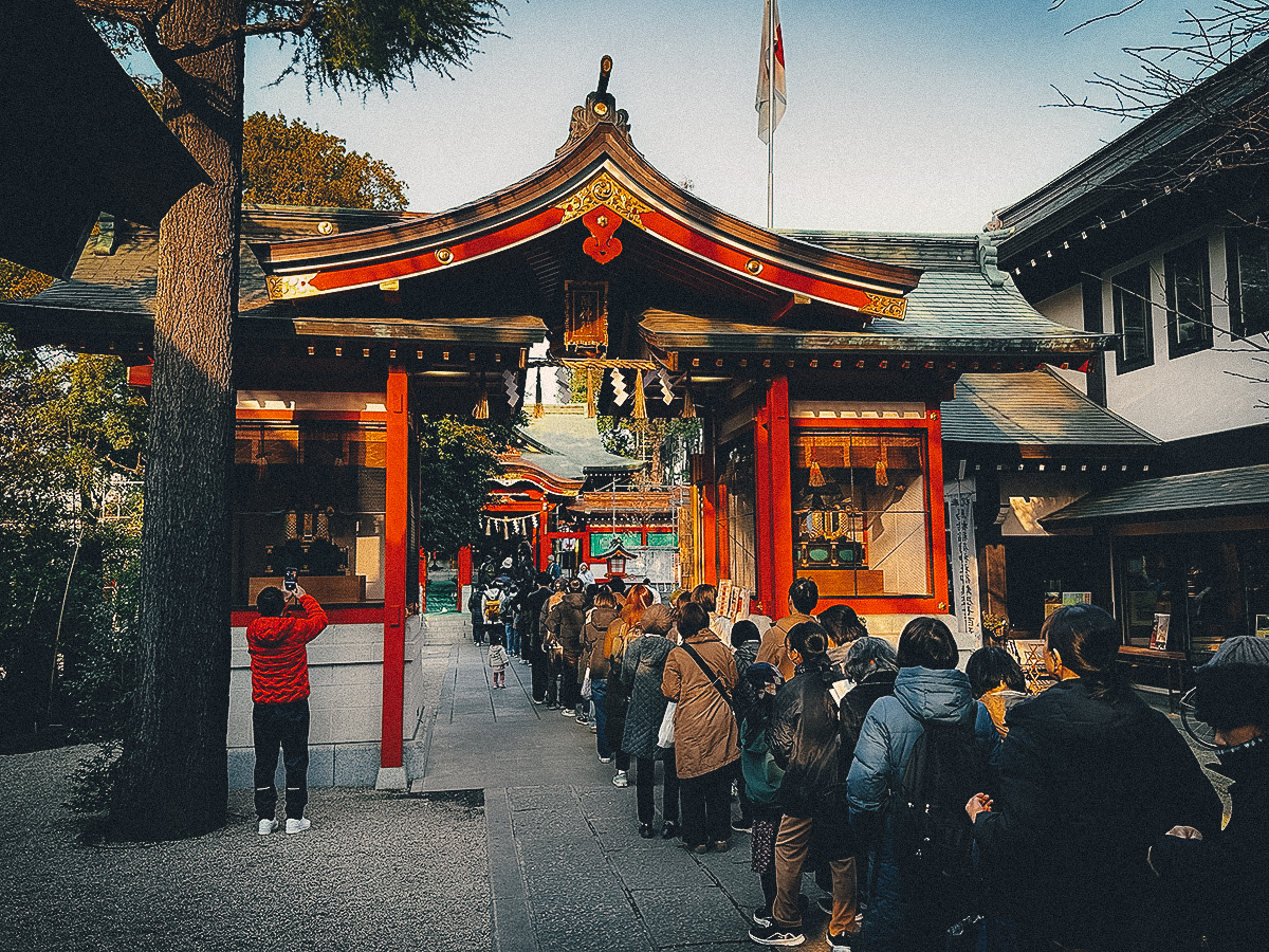 Line of people at Mabashi Inari Shrine