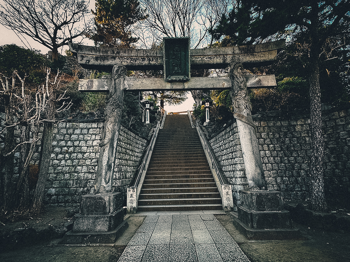 Dragon torii gate at Shinagawa Shrine